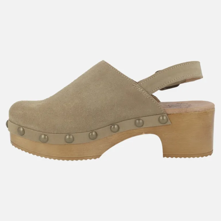Zuecos de piel con tira ajustable al talón y tachas