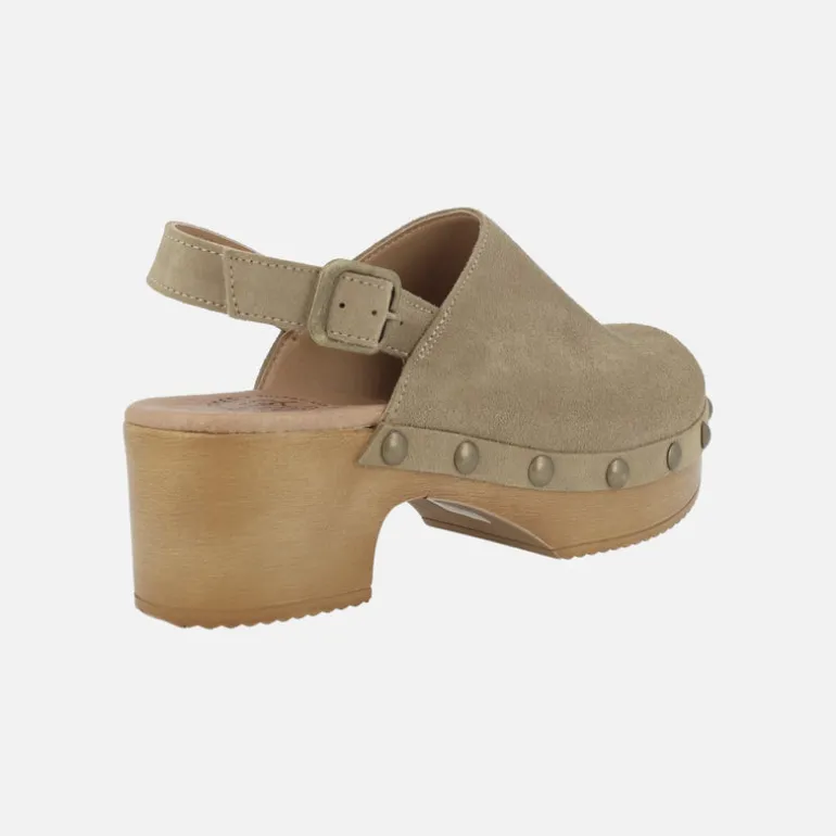 Zuecos de piel con tira ajustable al talón y tachas
