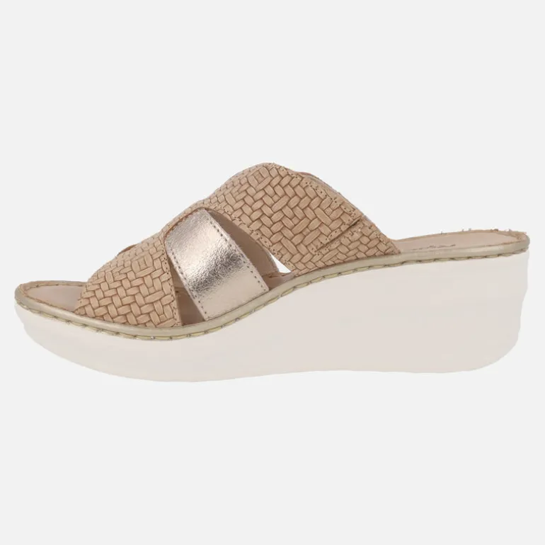 Zuecos de piel en combinado cuero y metal con efecto trenzado