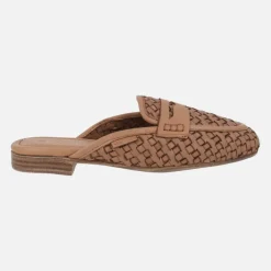 Zuecos de piel trenzada en color camel