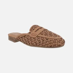 Zuecos de piel trenzada en color camel
