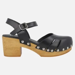 Zuecos de tacón con pulsera al tobillo y tachas