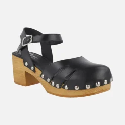 Zuecos de tacón con pulsera al tobillo y tachas