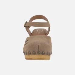 Zuecos de tacón con pulsera al tobillo y tachas