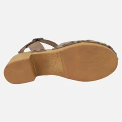 Zuecos de tacón con pulsera al tobillo y tachas