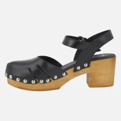Zuecos de tacón con pulsera al tobillo y tachas