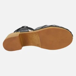 Zuecos de tacón con pulsera al tobillo y tachas