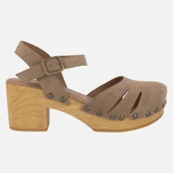 Zuecos de tacón con pulsera al tobillo y tachas