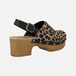 Zuecos en pelo animal print con tira al talón