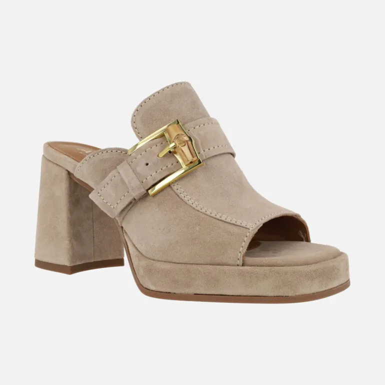 Zuecos en serraje beige con puntera abierta y hebilla Alpe Chiara