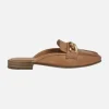 Zuecos estilo mocasin en piel camel con adorno de cadena