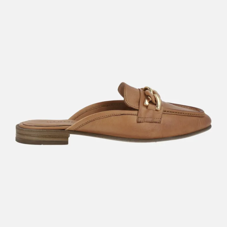 Zuecos estilo mocasin en piel camel con adorno de cadena