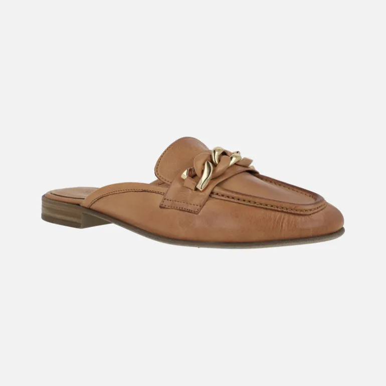 Zuecos estilo mocasin en piel camel con adorno de cadena
