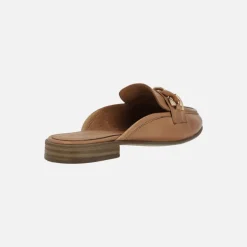 Zuecos estilo mocasin en piel camel con adorno de cadena