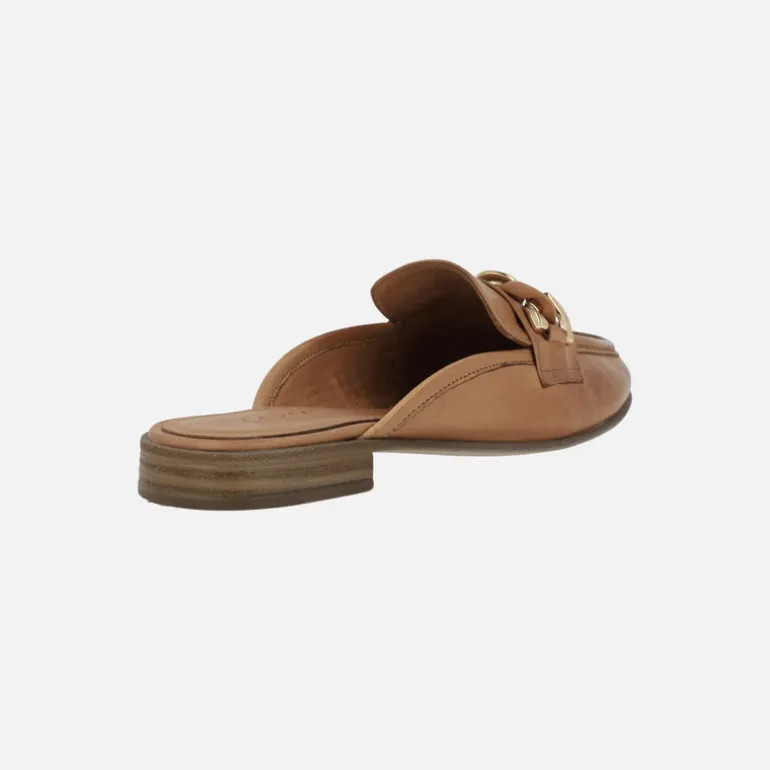 Zuecos estilo mocasin en piel camel con adorno de cadena