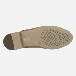 Zuecos estilo mocasin en piel camel con adorno de cadena