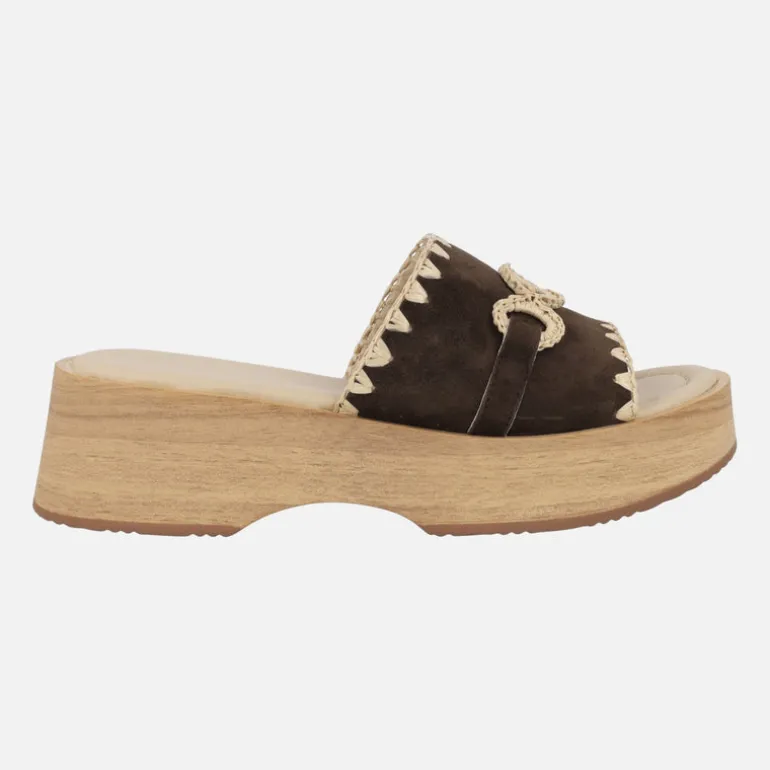 Zuecos Graciela en marrón con adorno en rafia beige