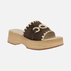 Zuecos Graciela en marrón con adorno en rafia beige