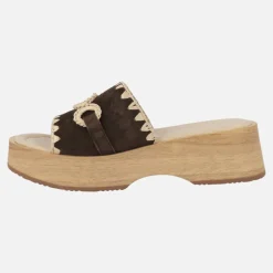 Zuecos Graciela en marrón con adorno en rafia beige