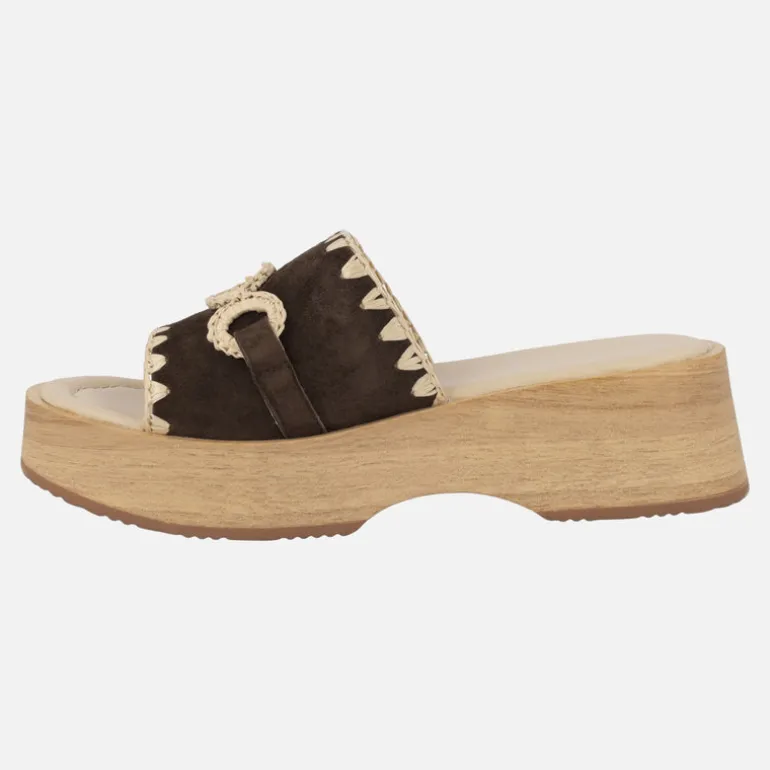 Zuecos Graciela en marrón con adorno en rafia beige