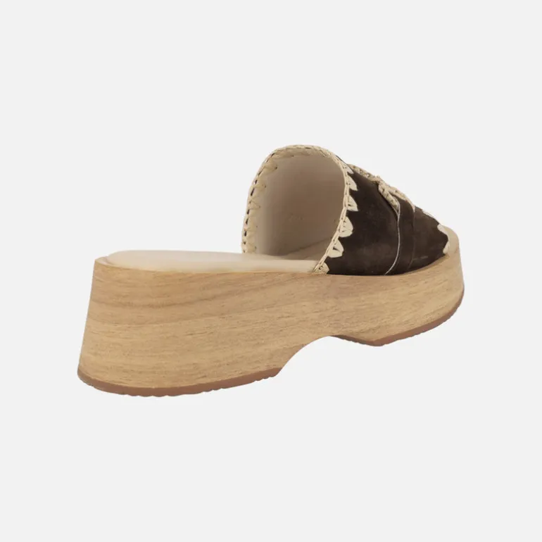 Zuecos Graciela en marrón con adorno en rafia beige