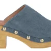 Zuecos lisos de serraje con detalle de tachas metálicas
