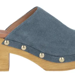 Zuecos lisos de serraje con detalle de tachas metálicas