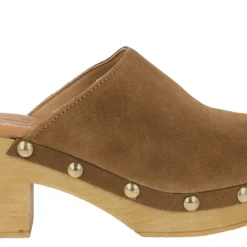 Zuecos lisos de serraje con detalle de tachas metálicas