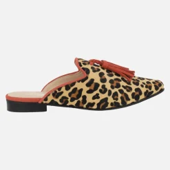 Zuecos mules en animal print leopardo con borlas rojas