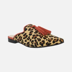 Zuecos mules en animal print leopardo con borlas rojas