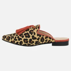 Zuecos mules en animal print leopardo con borlas rojas