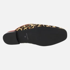 Zuecos mules en animal print leopardo con borlas rojas